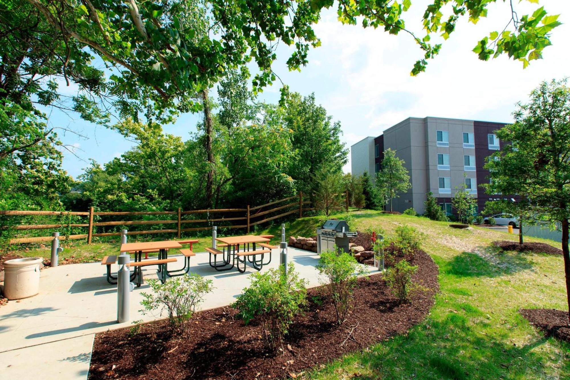 Fairfield Inn & Suites By Marriott Philadelphia Valley Forge/Great Valley Berwyn Exterior photo